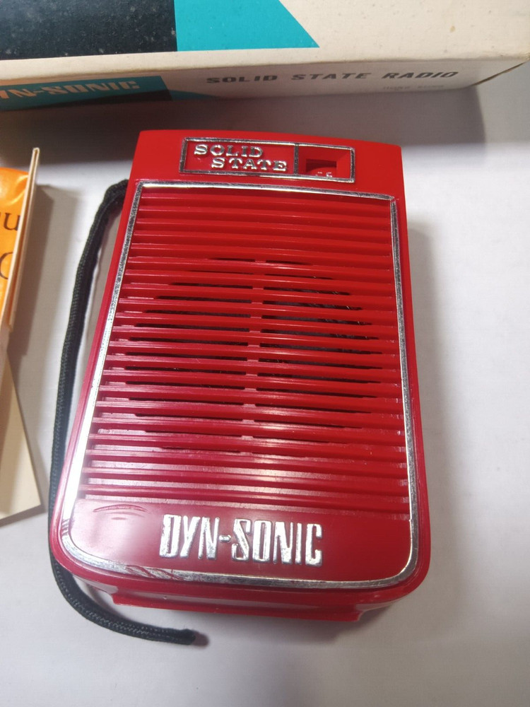 Dyn-Sonic model 010 solid state vintage Transistor radio comes W/ box