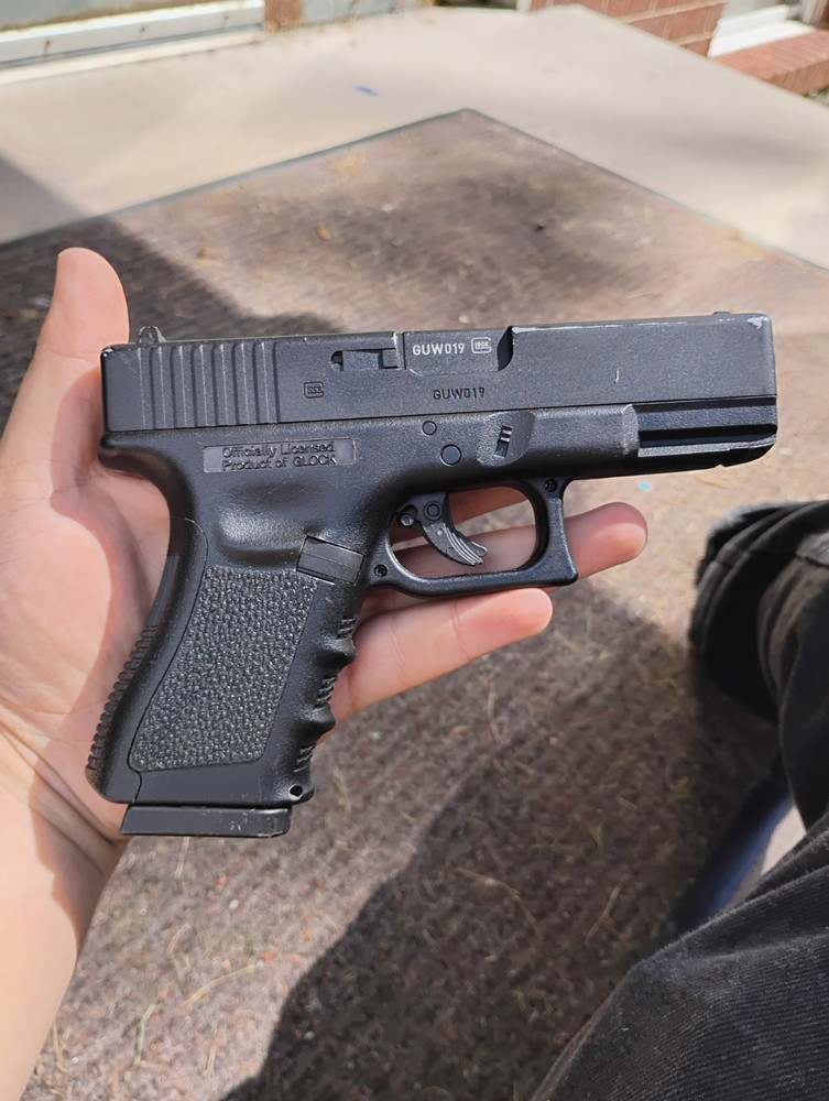 Offically Licensed Glock 19 CO2 Powered BB Pistol.