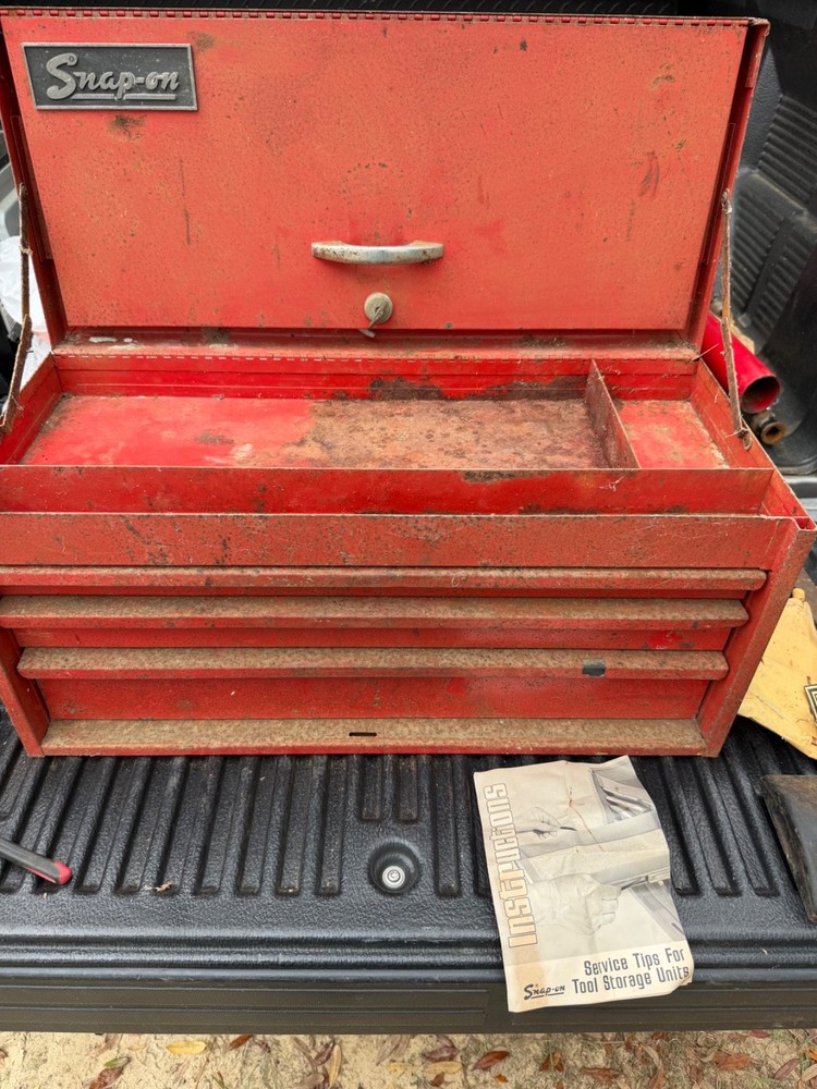 Vintage red snap on tool box