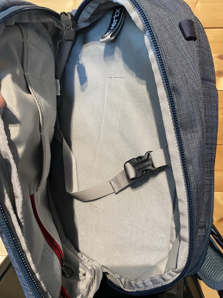 Vertx Commuter 2.0 Sling Backpack blue