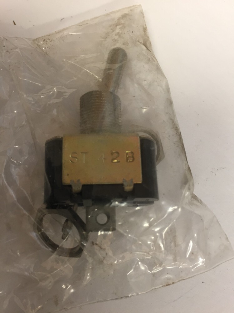 ST42B  ON-(OFF) SPST  TOGGLE SWITCH NOS