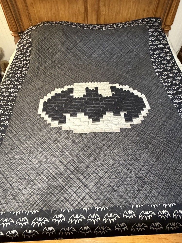 Batman Classic Bat Shield Logo Pattern Silky Touch Super Soft Full Comforter