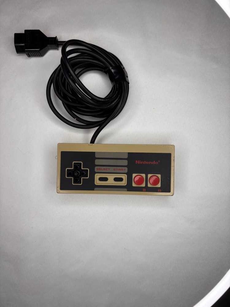 4 Nintendo NES Wired Controllers & Zapper Bundle — Untested