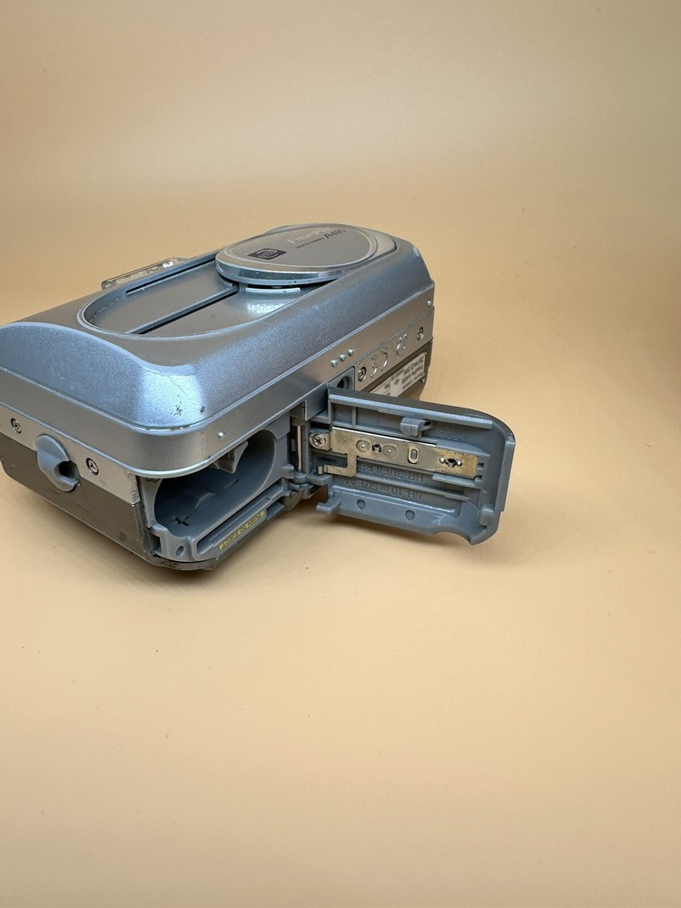 Fujifilm FinePix A405 2.0MP Compact Digital Camera Silver - Tested & Working