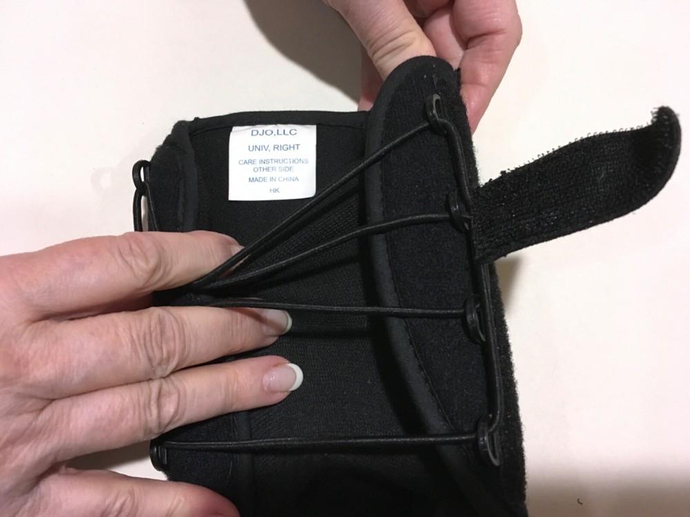 Wrist Splint Right Hand Universal Size 1 Each by DJO Hook/Loop Closure