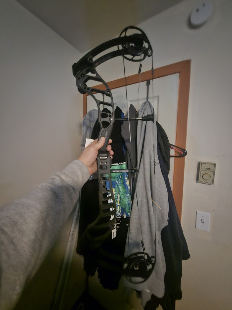 Bowtech Ascend RH 70LB Compound Bow