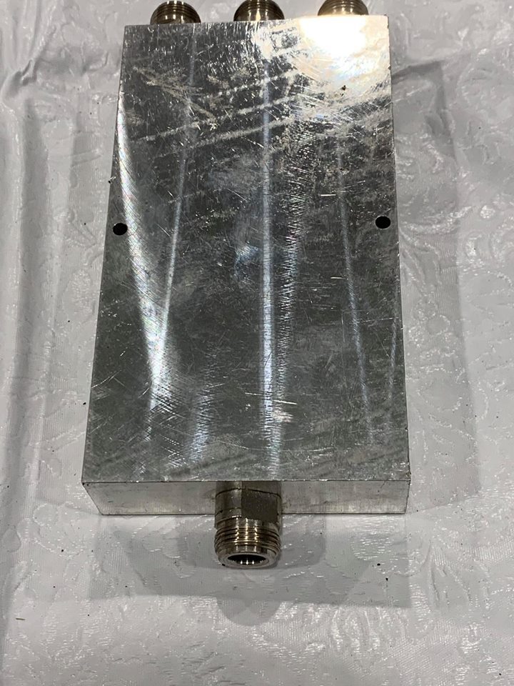 NARDA 3372A-3 POWER DIVIDER 800 - 2500 MHz USED.