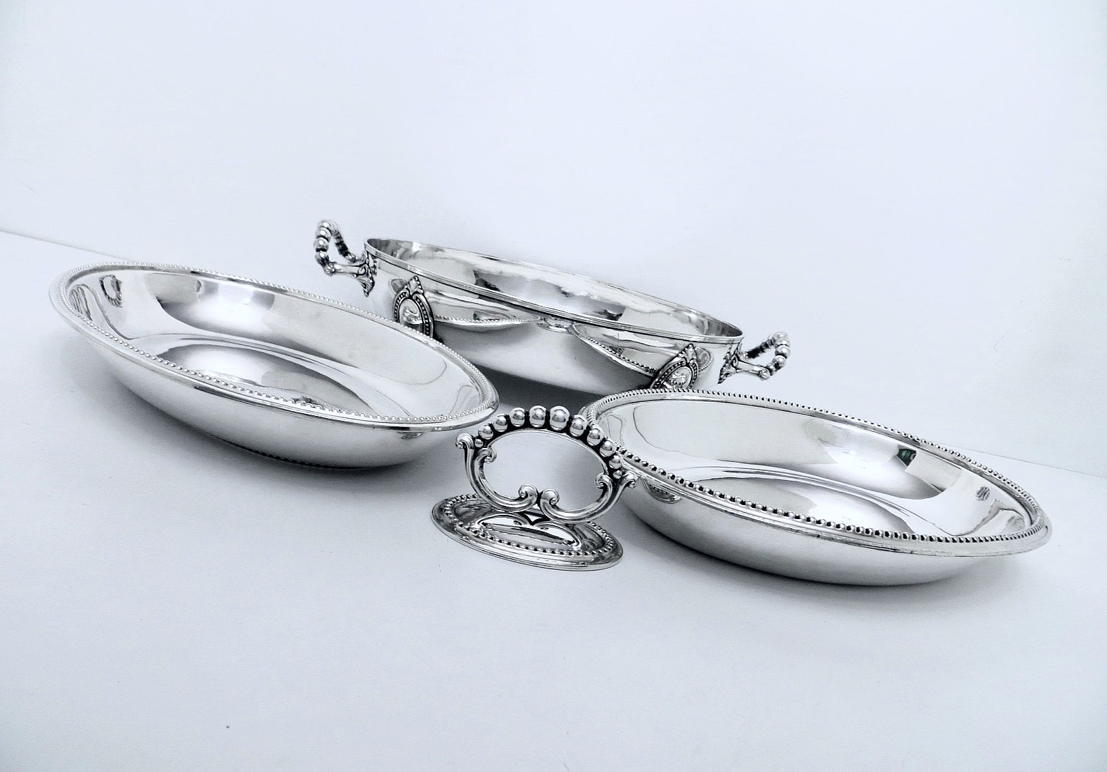 1860 MAPPIN BROTHERS LONDON BRIDGE AESTHETIC PEARLED WARMING SERVING DISH 14"