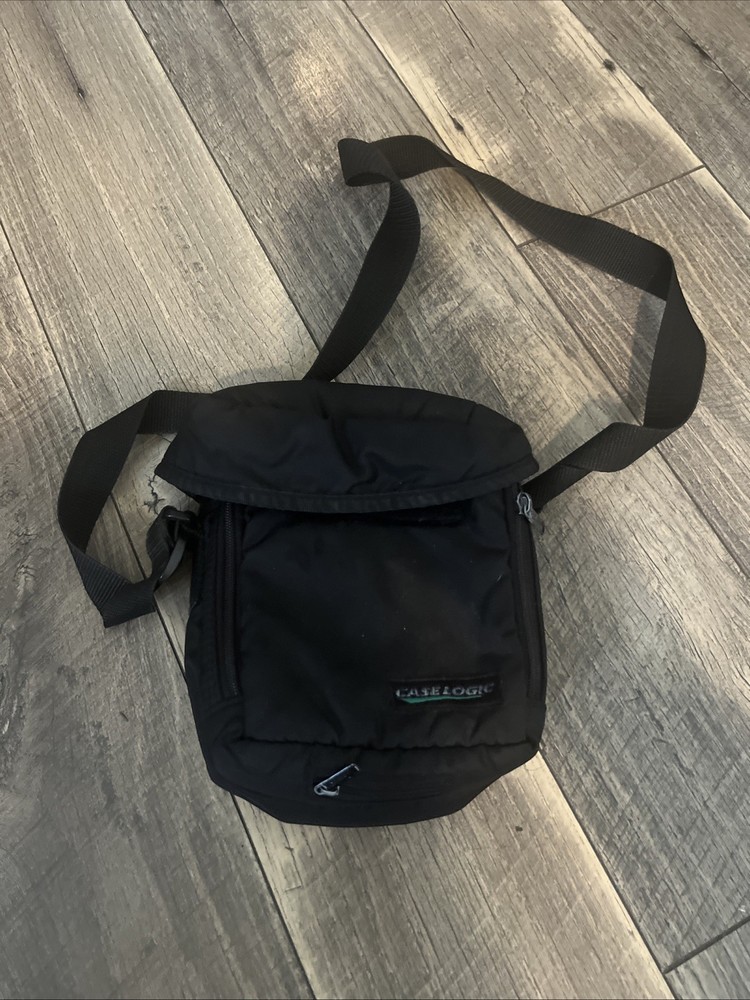 Case Logic Bag Storage for Carrying Portable CD Player With Strap {ddd}