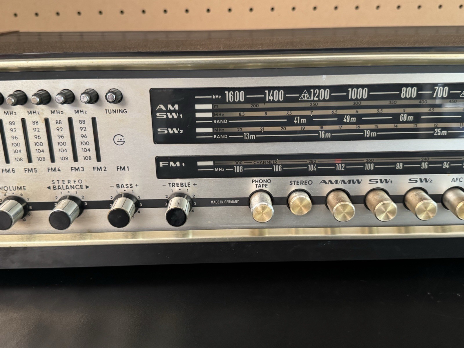 Grundig RTV 360U Solid State Am/Fm Short Wave Radio Stereo w/Speakers *READ*