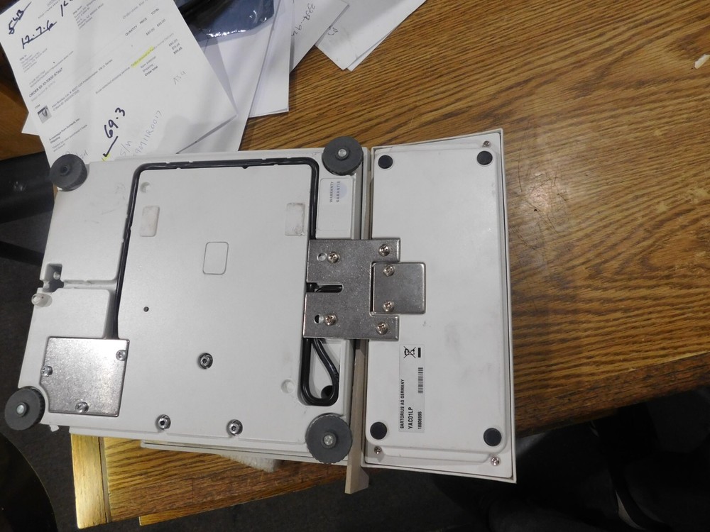 Sartorius Model: LP3200D Scale withYAC01LP Display Unit. No AC Adapter