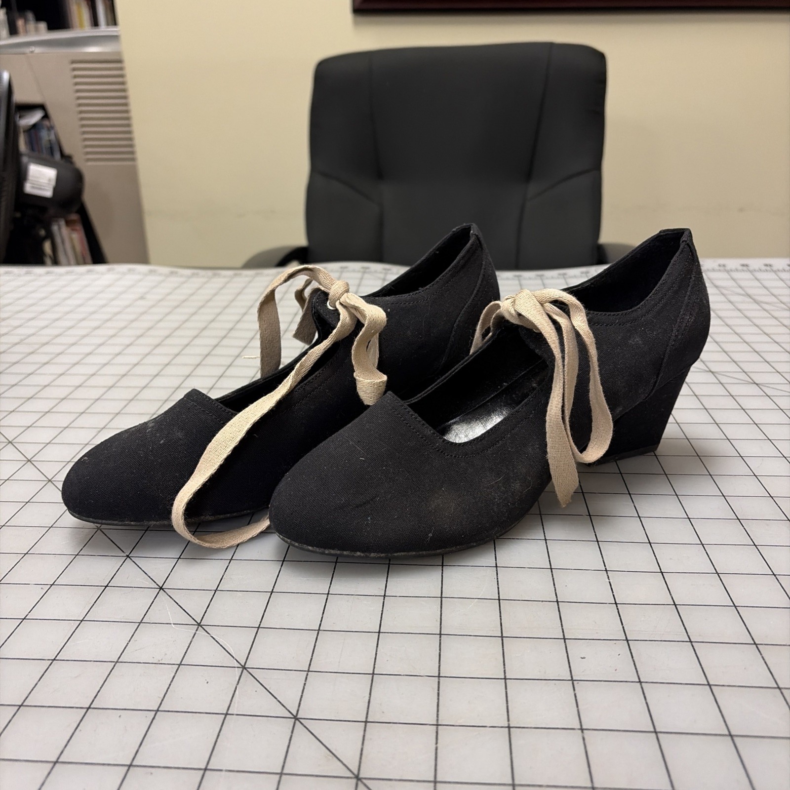 'Costume' style Women's Colonial era Shoes with tan tape ribbon, SZ 11 (W)