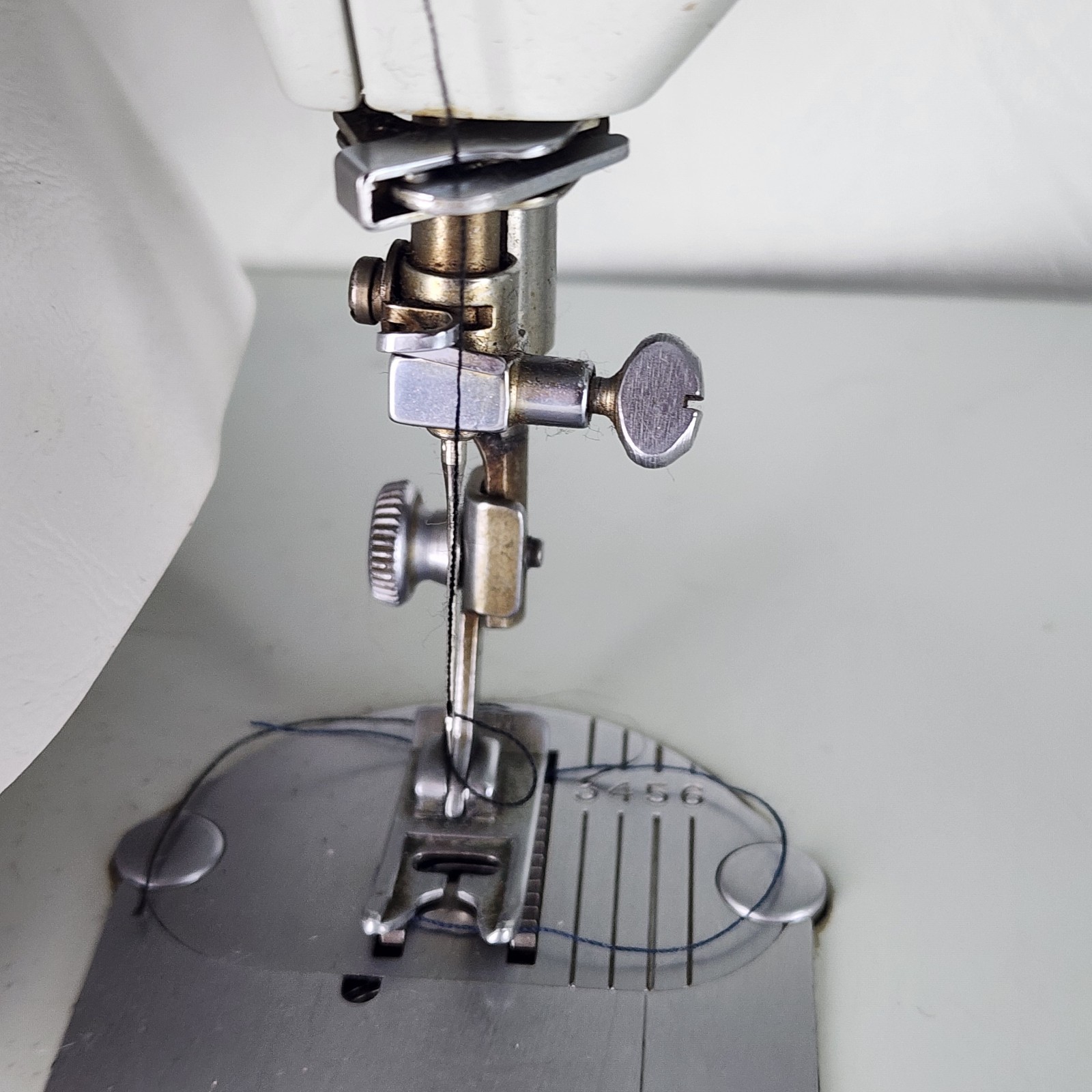 Singer 620 GOLDEN TOUCH SEW Deluxe Zig Zag Sewing Machine w/ Pedal & Case WORKS