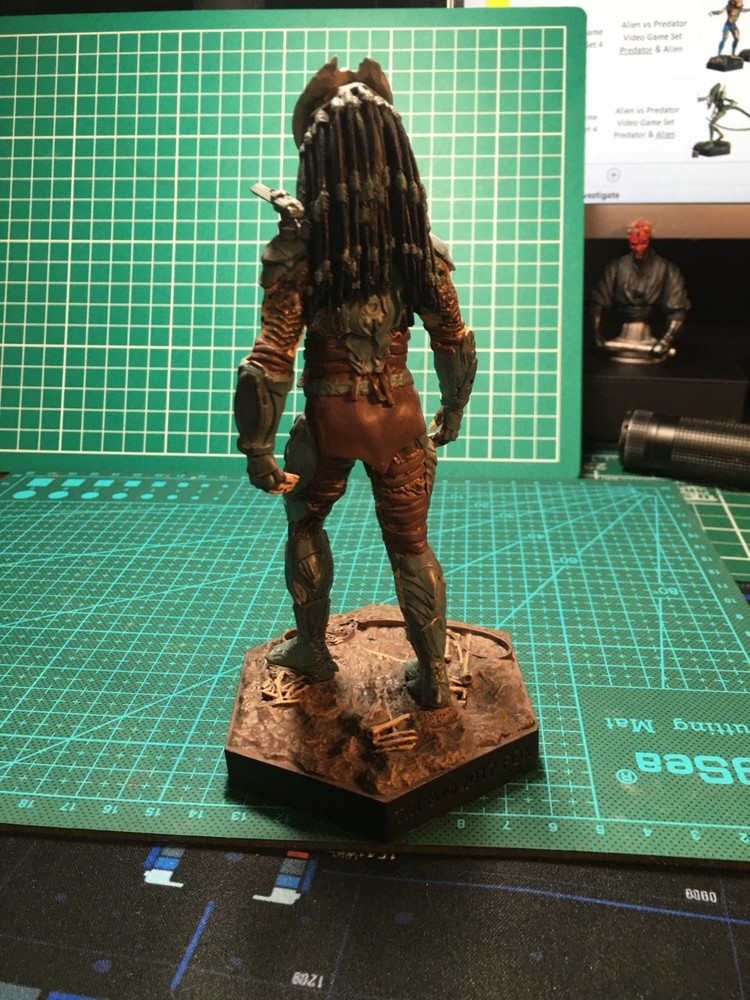 Eaglemoss Aliens #29 "Tracker Alien" opened, displayed, box & leaflet