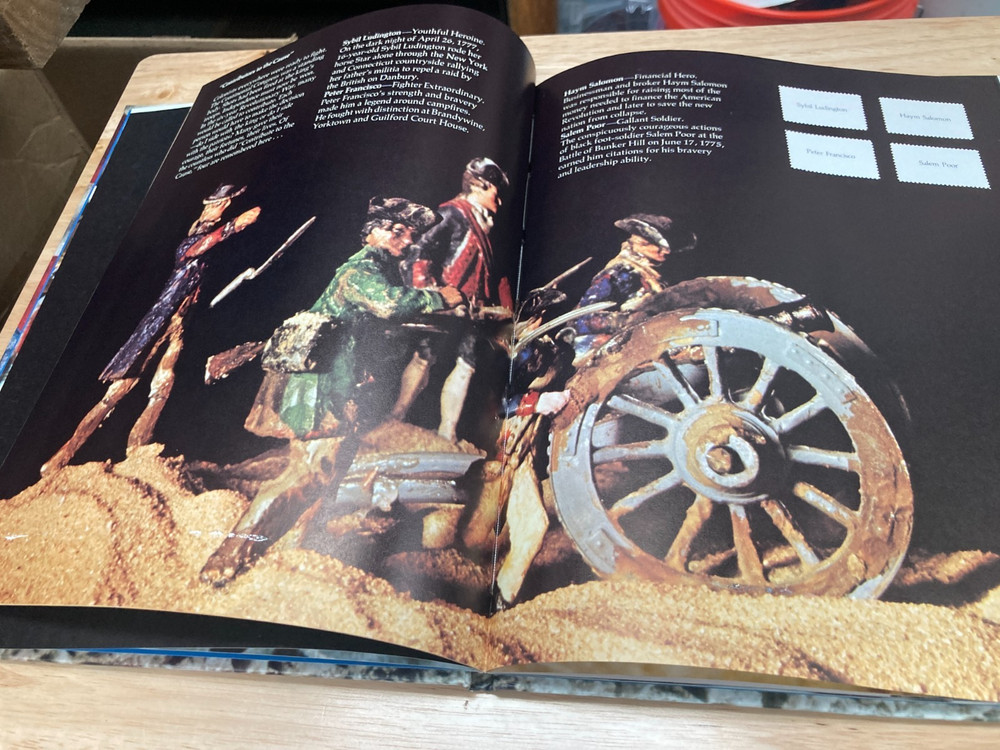 USA BICENTENNIAL HISTORY BOOK & STAMP ALBUM ISSUED BY USPS MINT UNUSED