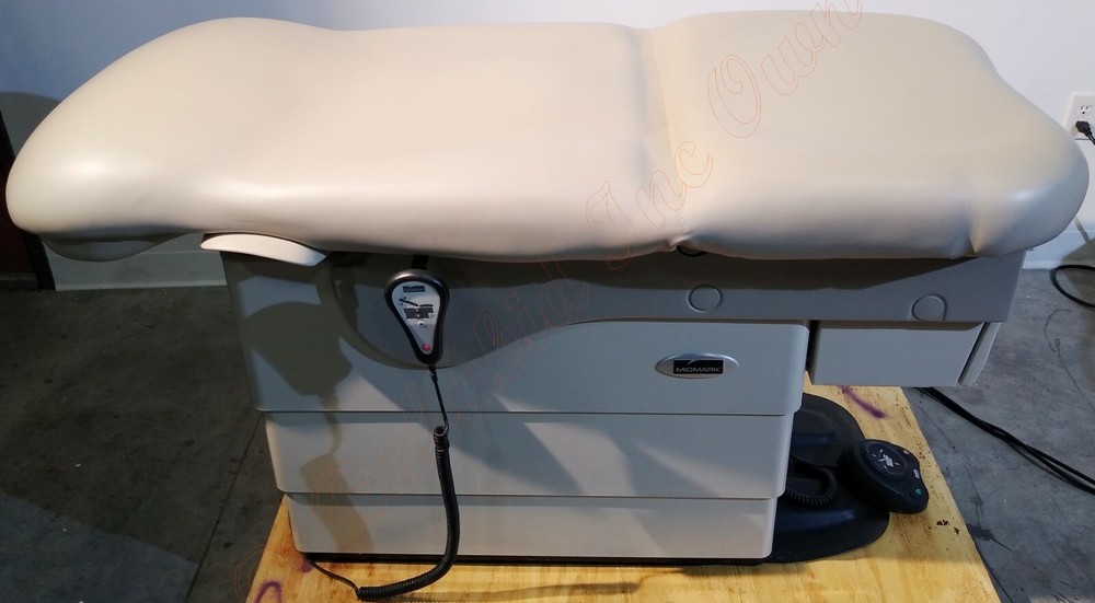 Midmark 623-008 Barrier Free Power Exam Table with Footswitch & Hand Controller