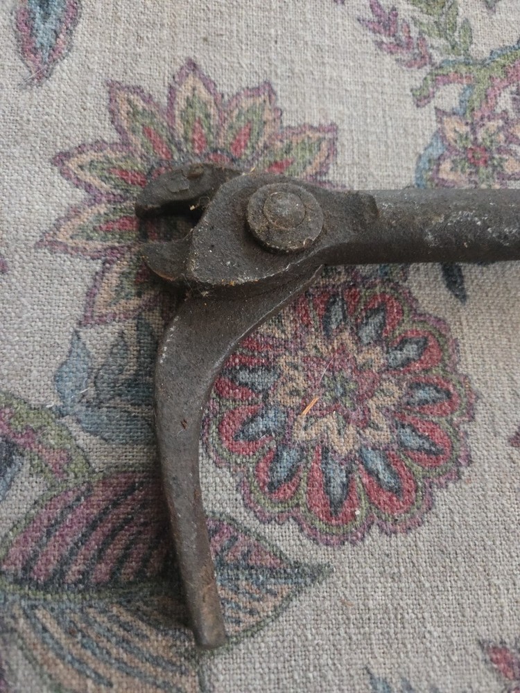 Oddball Antique Cast Iron Nail Puller