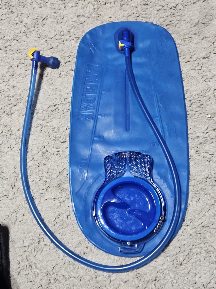 CamelBak Rim Runner 22 Hydration Pack 2.5L Zip Black Hiking Backpack EUC