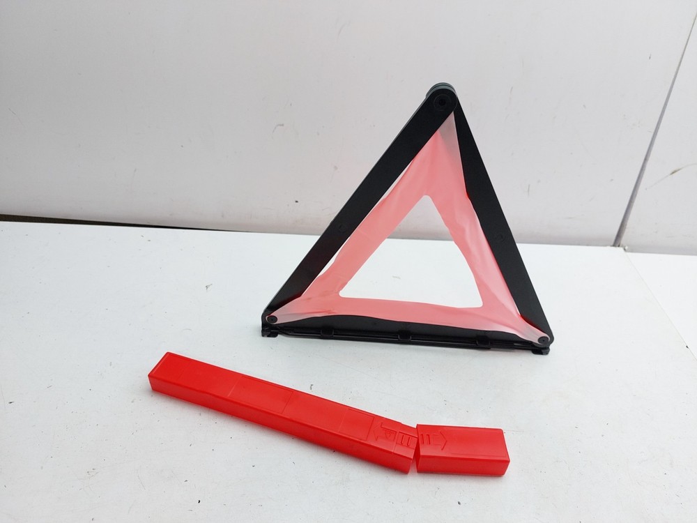 MG HS HIGH VISIBILITY WARNING TRIANGLE 2020 10477670