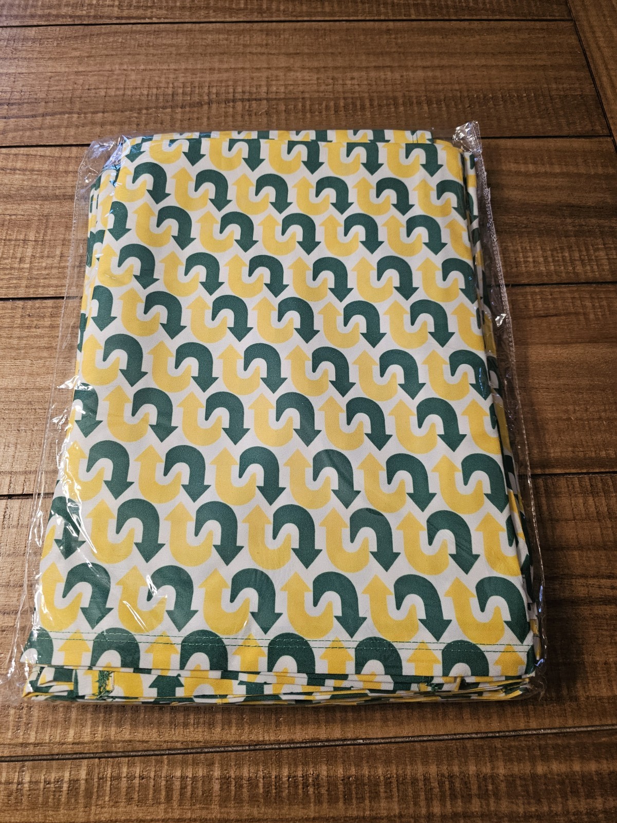 Lot 12 Subway Restaurant Green Yellow Arrows Bandanas Uniform 27x27