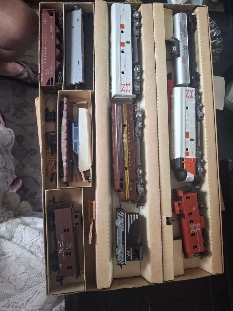 Vintage HO . Train Sets In Original Boxes Extra Tracks,universal Power Master.