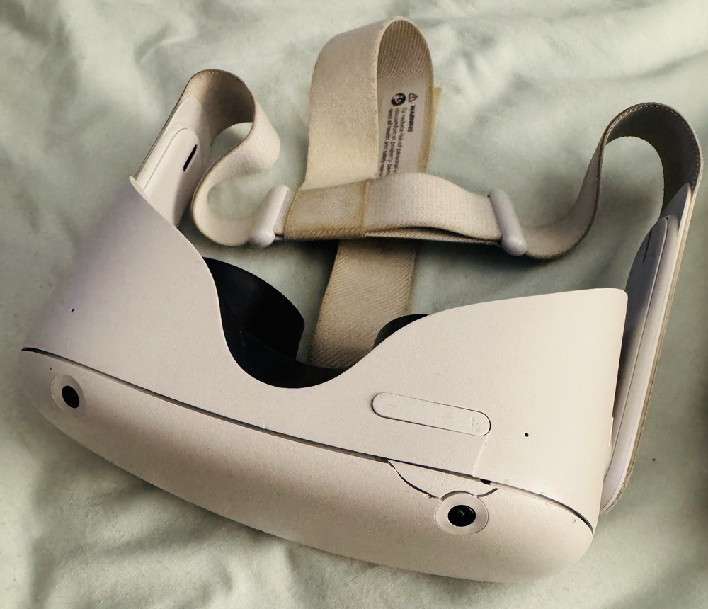 Meta Quest 2 VR - Headset Only, Missing Face Cushion, Some Damage, Powers On