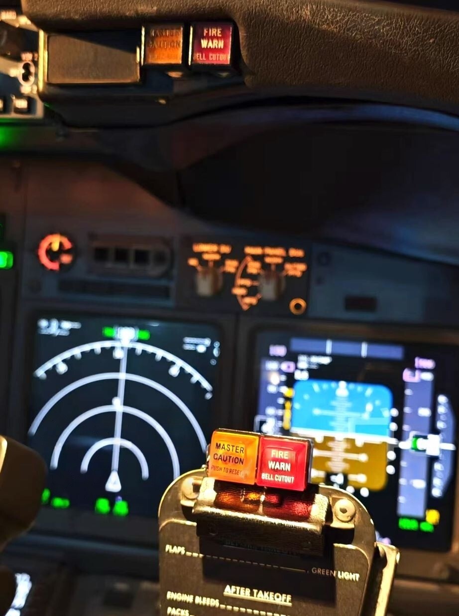 Boeing 737 Master-Caution Warning Light Keychain (One Unit)