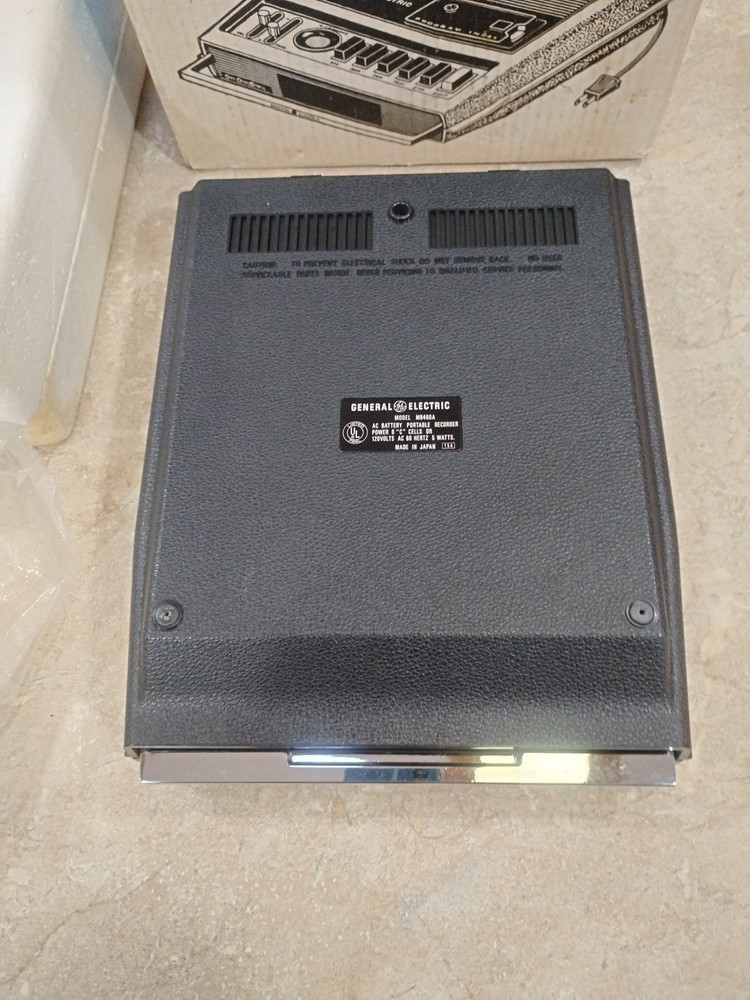 GE Cassette Tape Recorder M8460 No Cords Untested