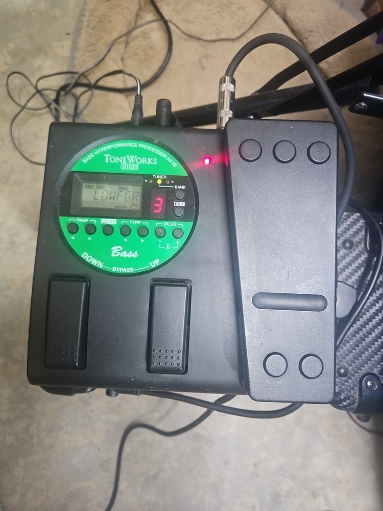 KORG ToneWorks AX1B Bass Multi Effect Processor Pedal + POWER SUPPLY