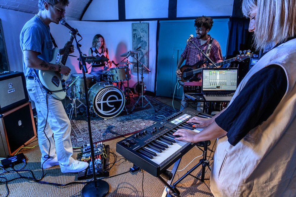 Novation LAUNCHKEY 49 MK4 49-Key USB MIDI Ableton Live Keyboard Controller+Bench