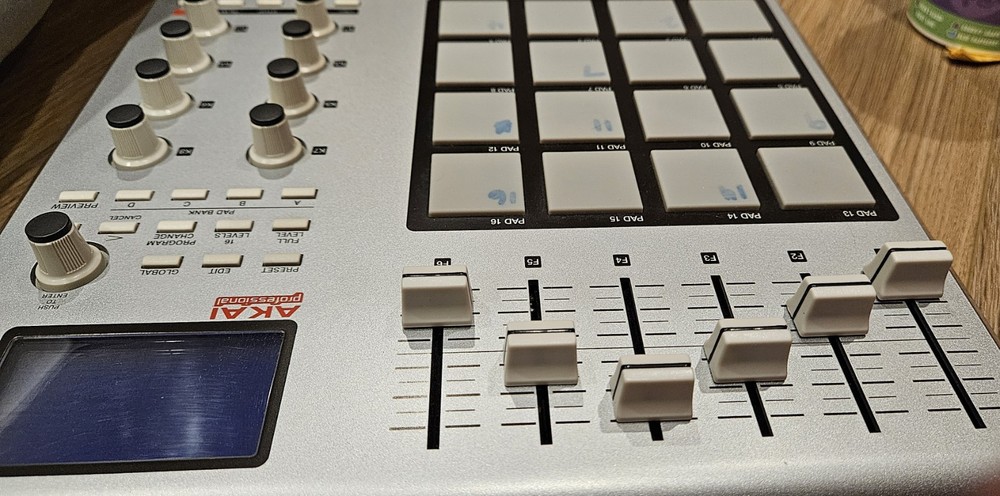 Akai Pro MPD24 USB MIDI Controller with Display - 16 Velocity Sensitive Pads