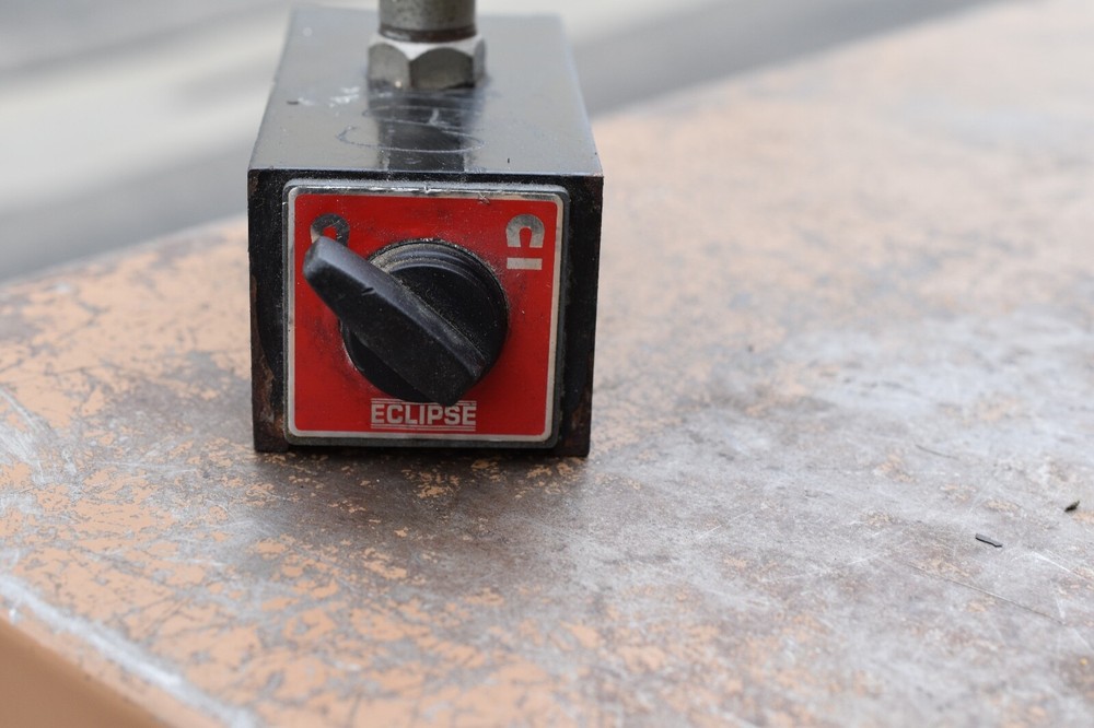 eclipse magnetic base with toggle switch