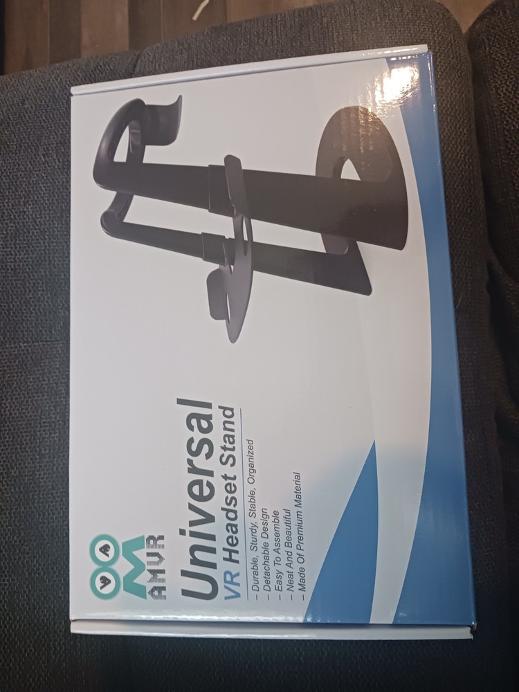 Universal vr headset stand