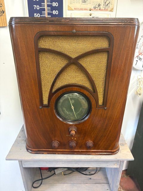 American Bosch 565 Tombstone Radio