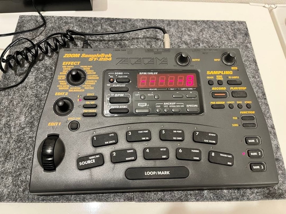 ZOOM SampleTrak ST-224 Sampler Drum Machine 8-Pad Beat Maker w/ AC Adapter Used