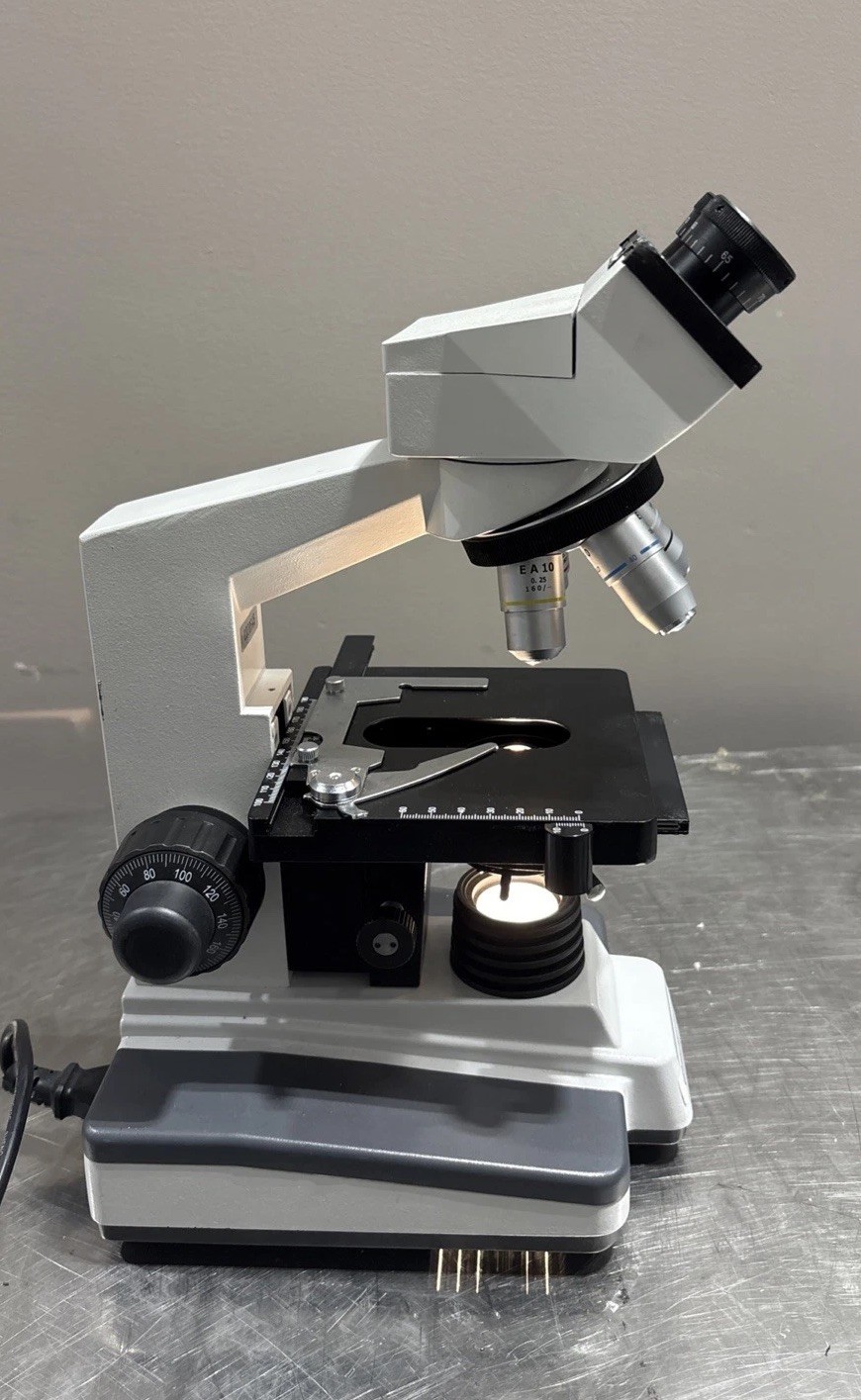 Fisher Scientific Microscope W/4 Objective Lenses EA 10 40 100 4 160/0.17 1.25