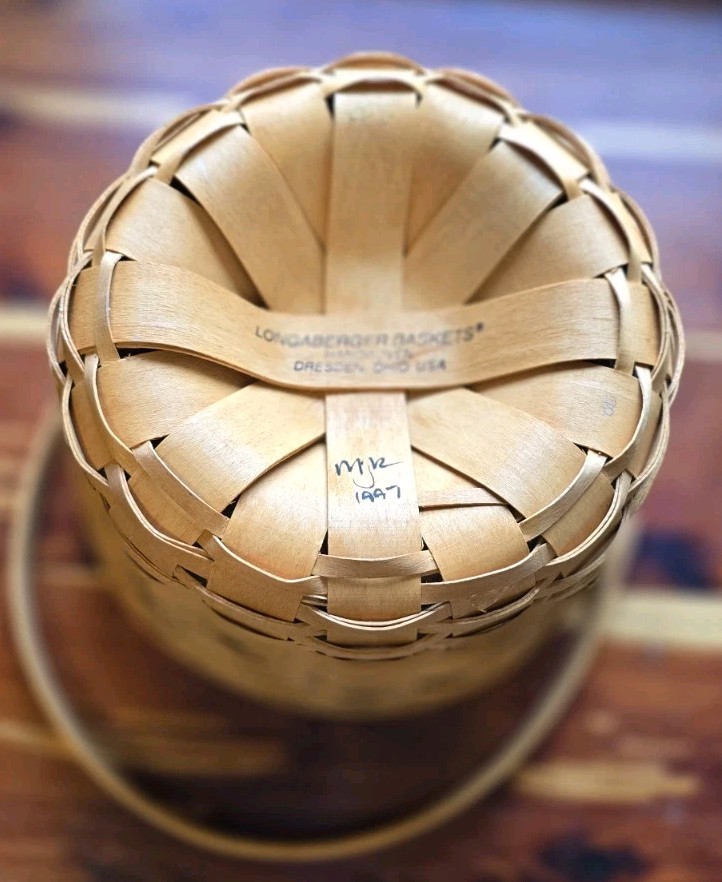 1997 LONGABERGER Classic Medium Fruit Basket w/ Protector & Pamplet