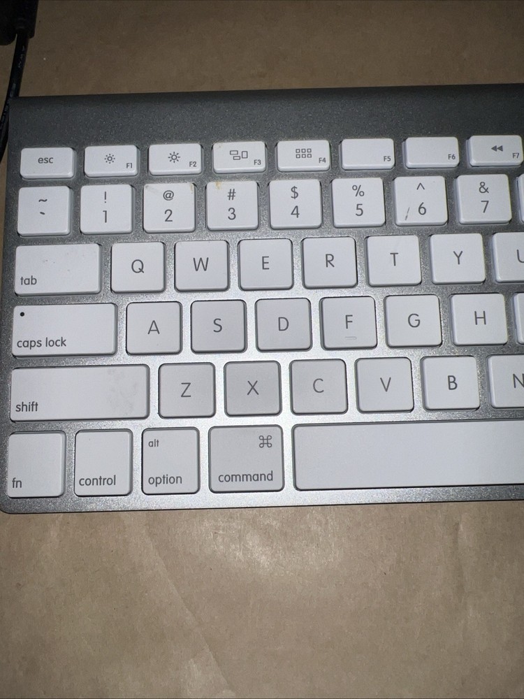 Apple A1314 Wireless Keyboard - Silver With White Keys