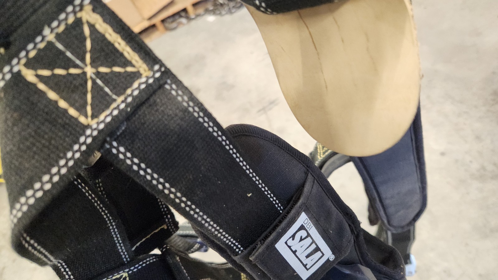 3M DMI-SALA 1100941 ExoFit XP Flash Safety Harness 310-lb Large. NEW IN BAG