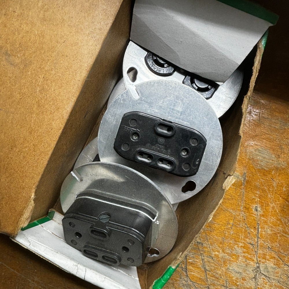 BRYANT 4751 Duplex Receptacle and box cover🔔