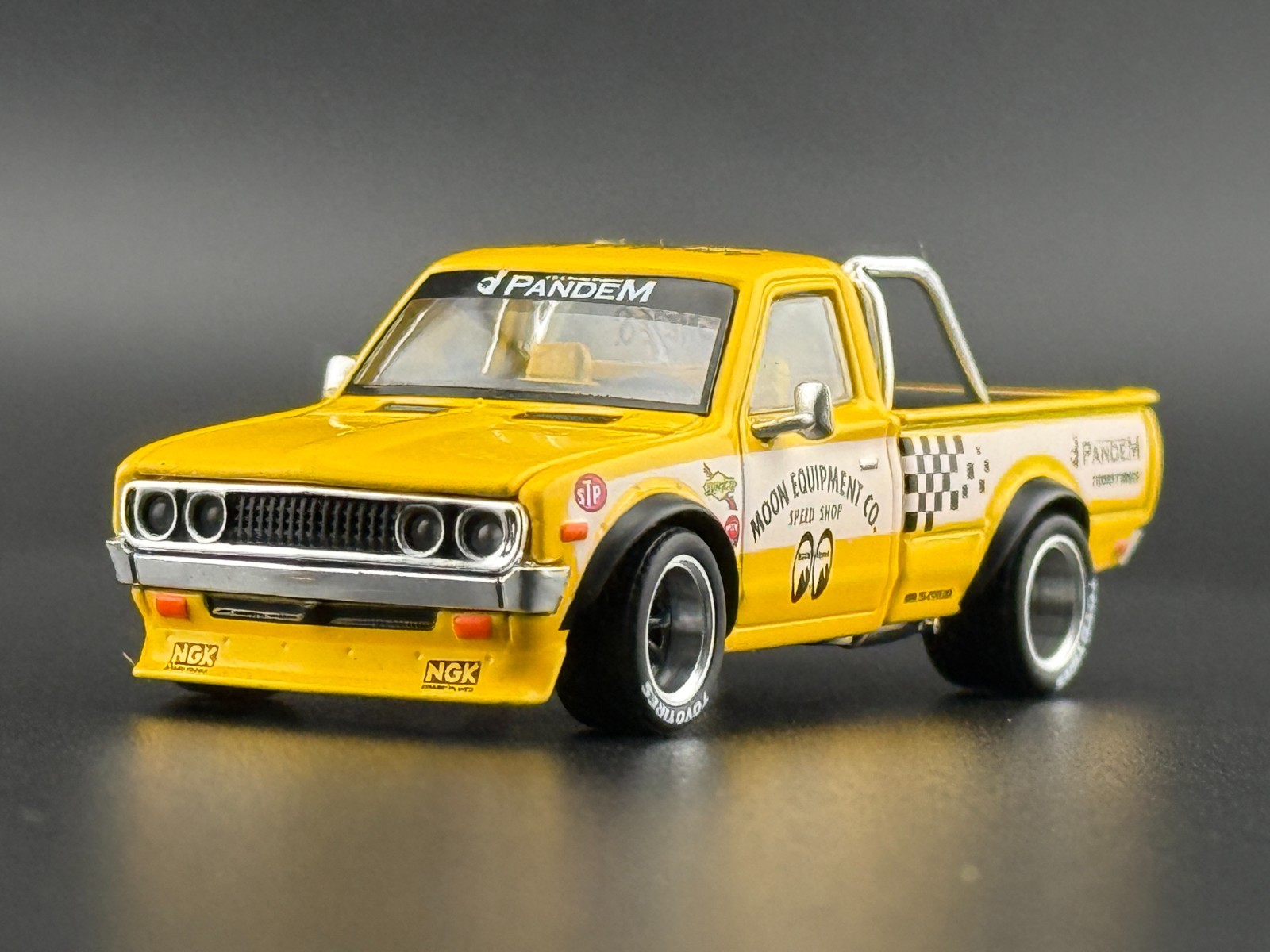 Pop Race Pandem Datsun 620 MOONEYES 640250 1/64