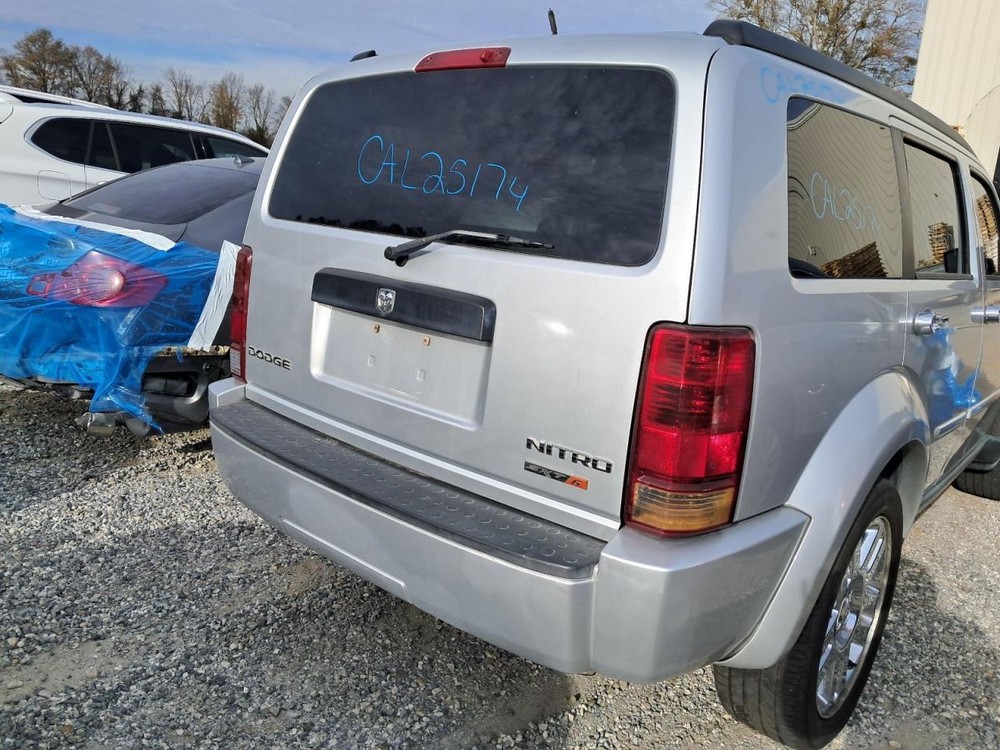 NITRO 2010 Glove Box 4902541