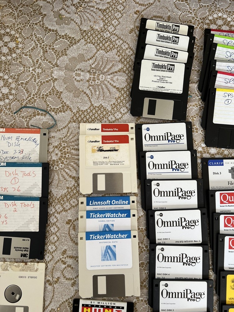 87 Diskettes Floppy Disk Vintage Macintosh Software & Cabinet
