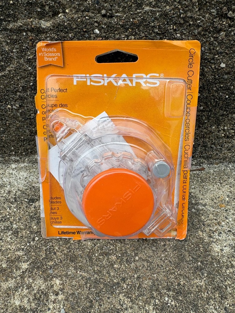 FISKARS CIRCLE CUTTER with extra blades ADJUSTABLE cuts circles 1-8"