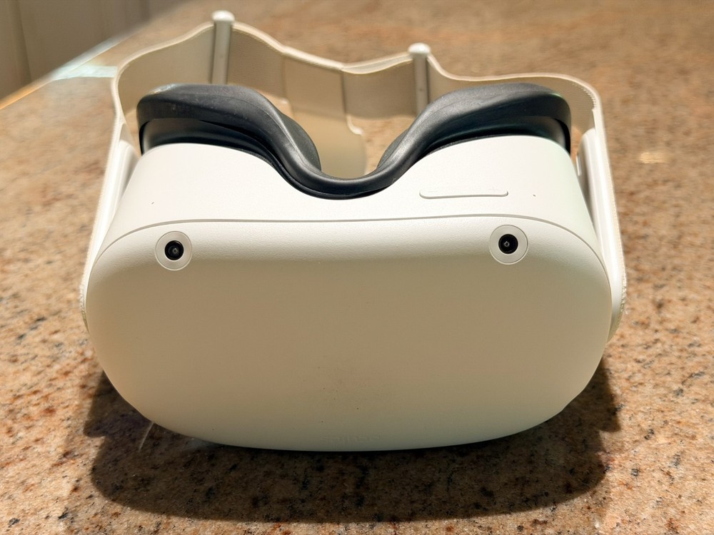 Meta Oculus Quest 2 VR Headset + Controllers – Excellent Condition – Orig Strap