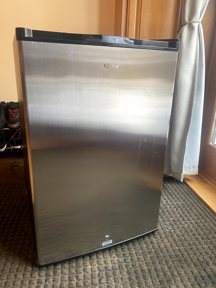 hOmeLabs Compact 3.0 Cu Ft Freestanding Locking Mini Freezer