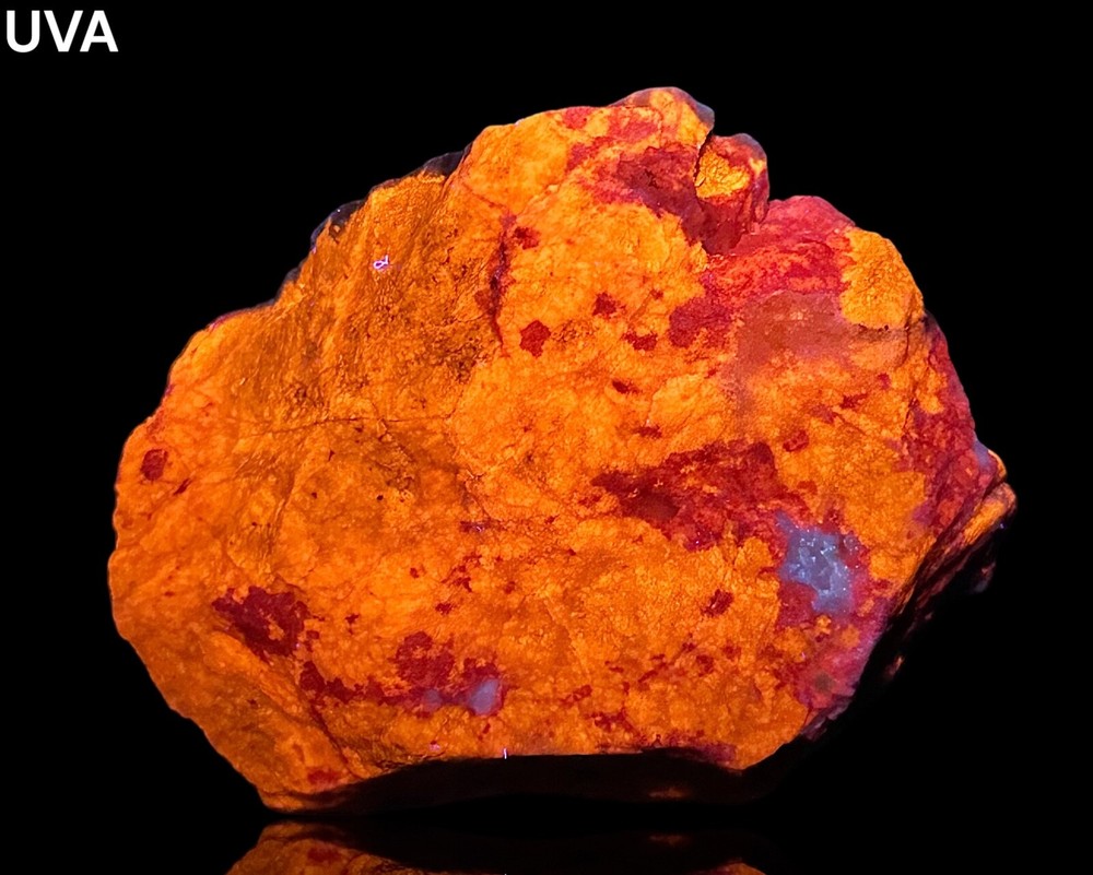 133 Gr. Fluorescent Phosphorescent Tenebrescnet Hackmanite W/ Green Hauyne @Afg