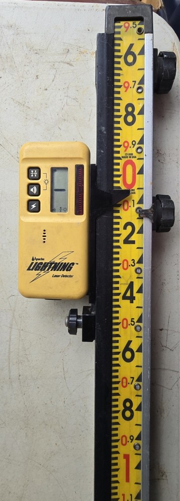 Leveling Staffs Dewalt Tripod Spectra Precision Laser LL 500 Apache Detector