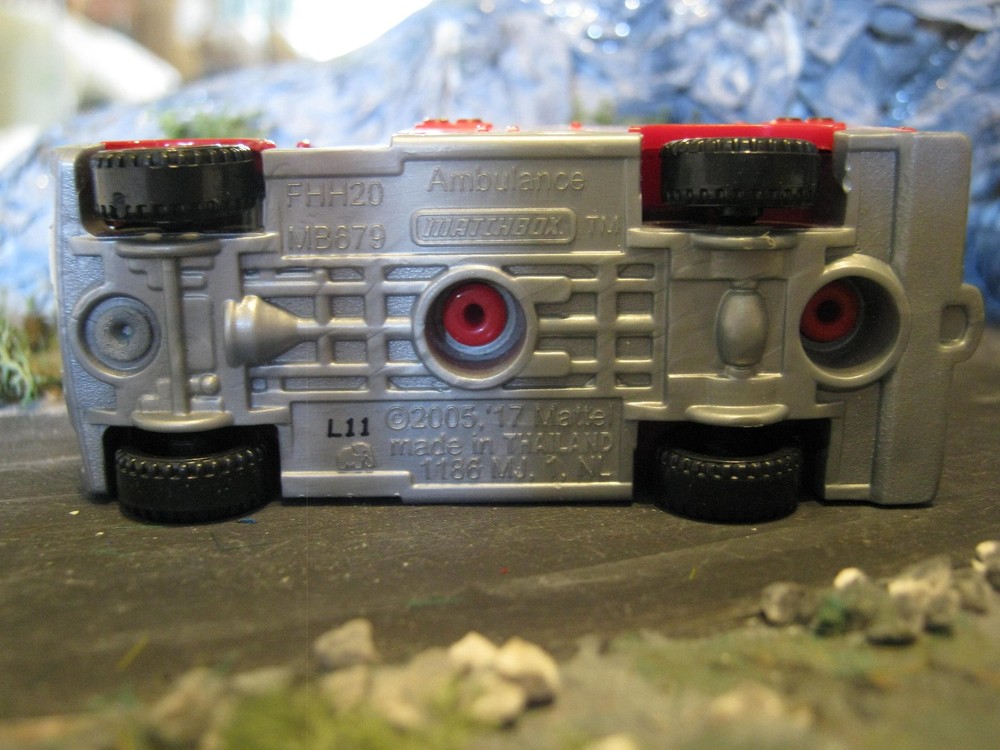 Matchbox MB679 2005 Ambulance in red