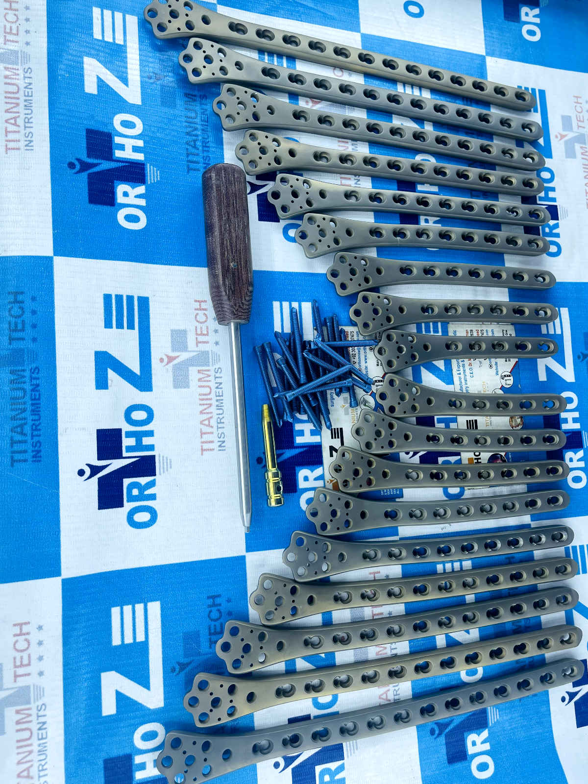 Distal femur Locking plates (5-13H) with 5mm Locking screws in Titanium grade 5